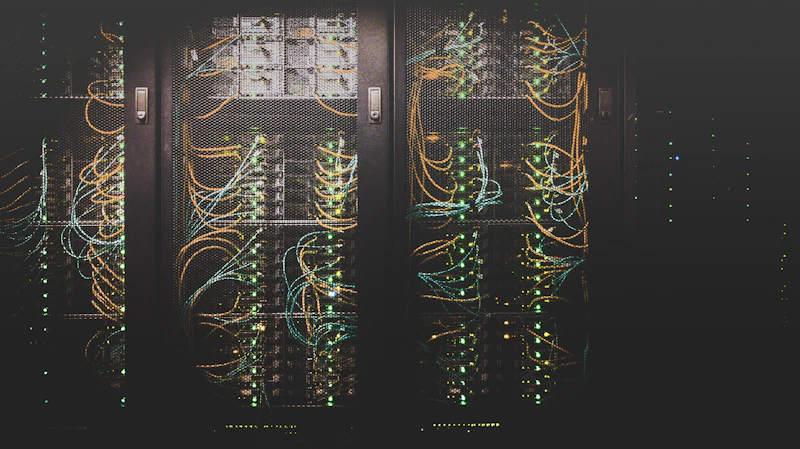 Cabos de rede organizados em um data center, ilustrando um projeto de migração de infraestrutura