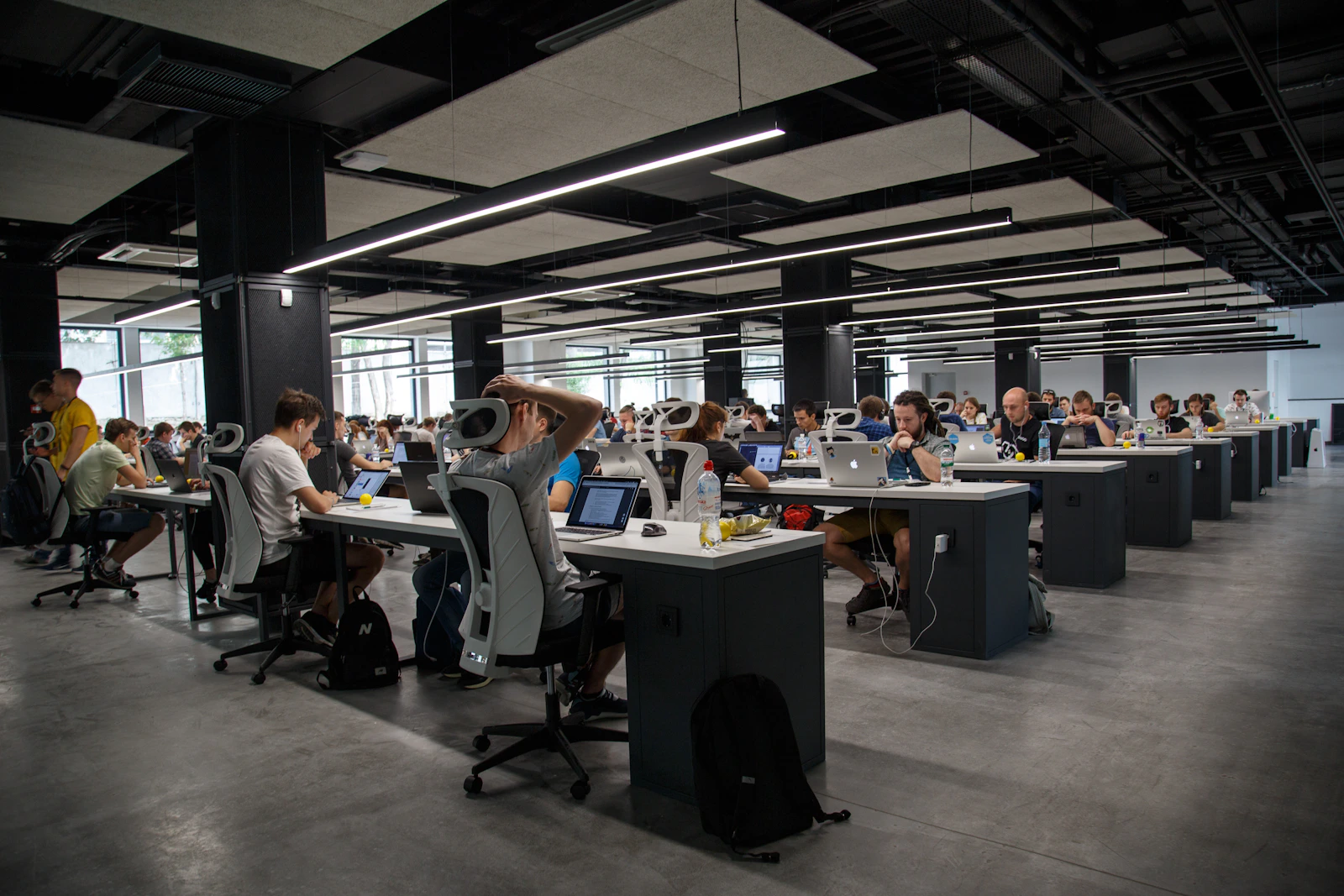 Céu escuro coberto por nuvens densas, representando ambientes de computação em nuvem